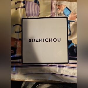 SUZHICOU HORSE SCARF Multicolor New